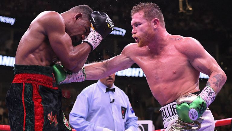 Canelo Álvarez durante un combate contra Daniel Jacobs