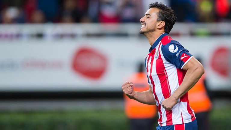 Oswaldo Alanís celebra un gol con Chivas