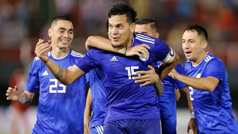 Paraguay celebra gol contra Guatemala 