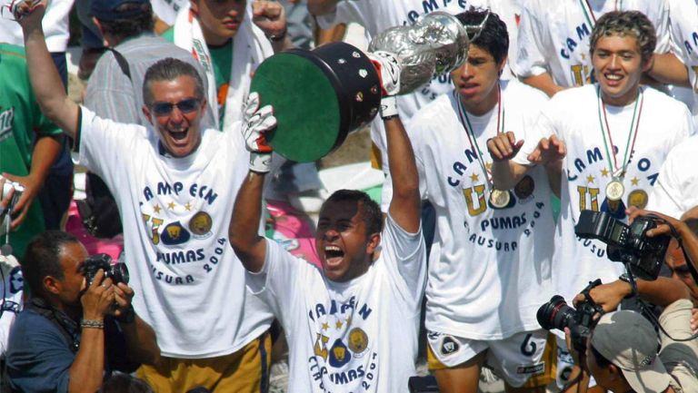 Sergio Bernal levanta el título del Clausura 2004 con Pumas