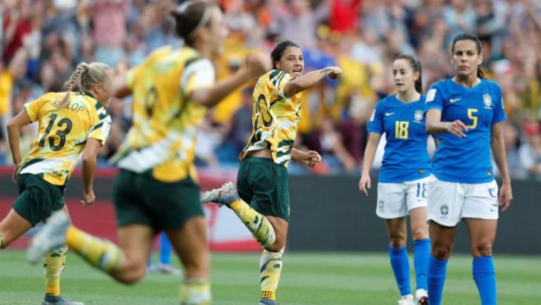 Jugadoras de Australia festejan gol contra Brasil