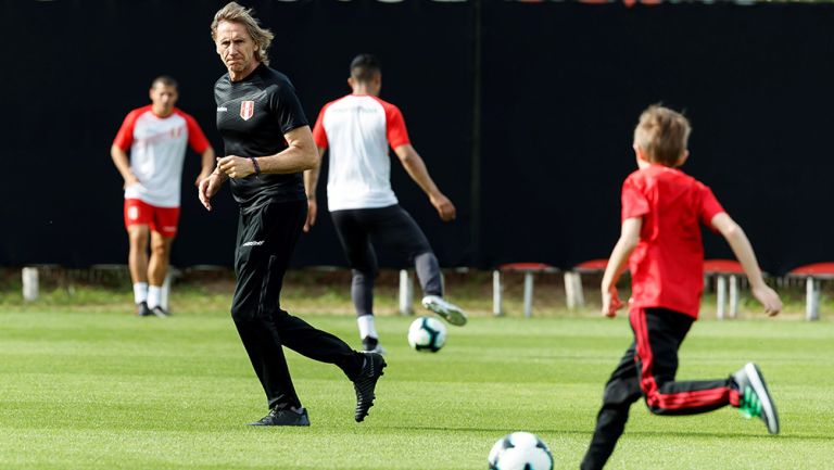 Gareca juego con su nieto en entrenamiento 