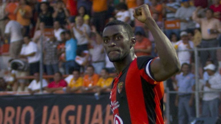 Martínez festeja tras anotar gol con Jaguares en Liga MX en 2012