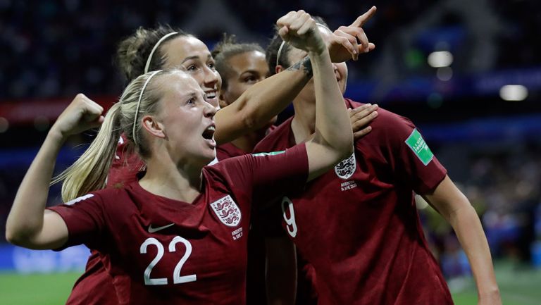 Jugadoras de Inglaterra festejan gol contra Argentina