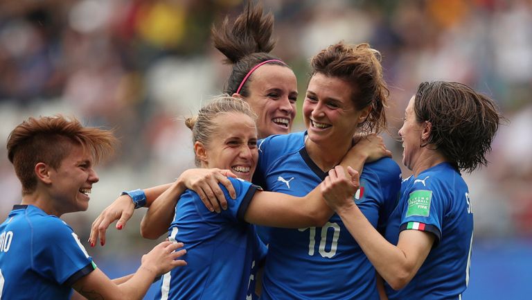 Jugadoras de Italia festejan gol contra Jamaica