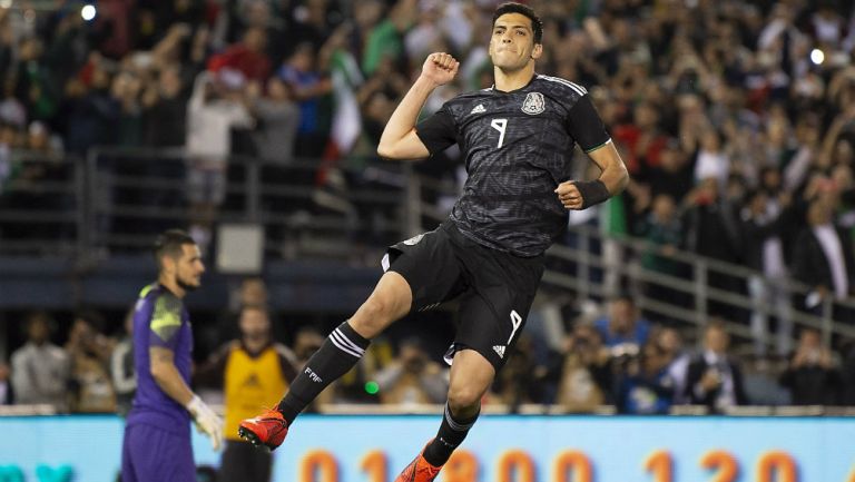 Raúl Jiménez en festejo de gol con el Tri 