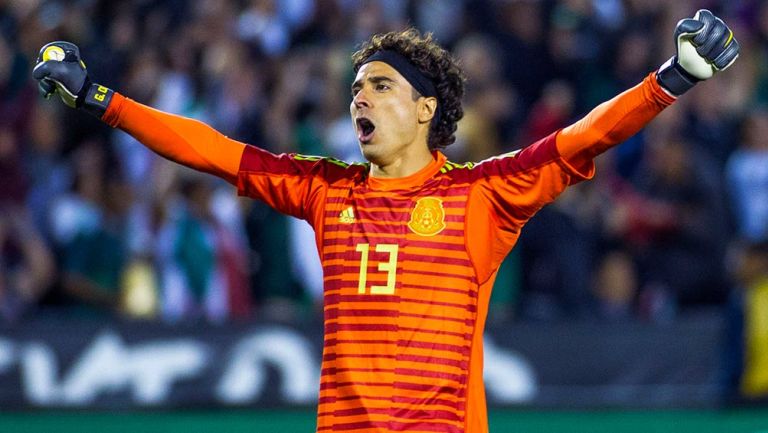 Guillermo Ochoa festeja un gol con el Tri