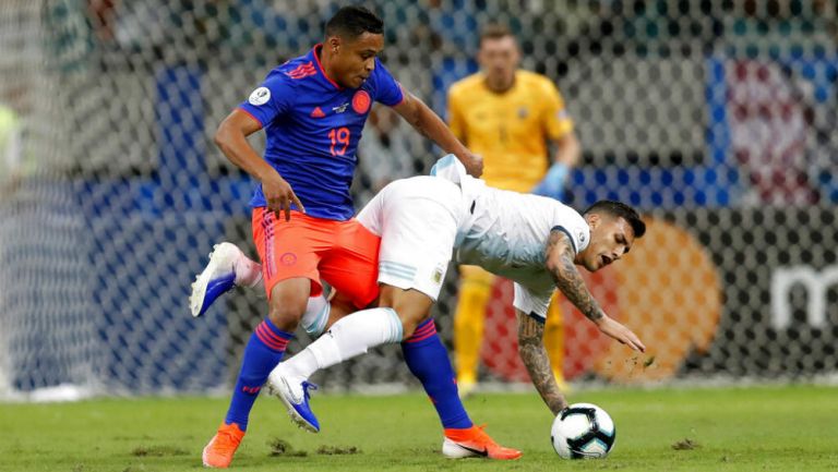 Muriel pelea por el balón contra Leandro Paredes 