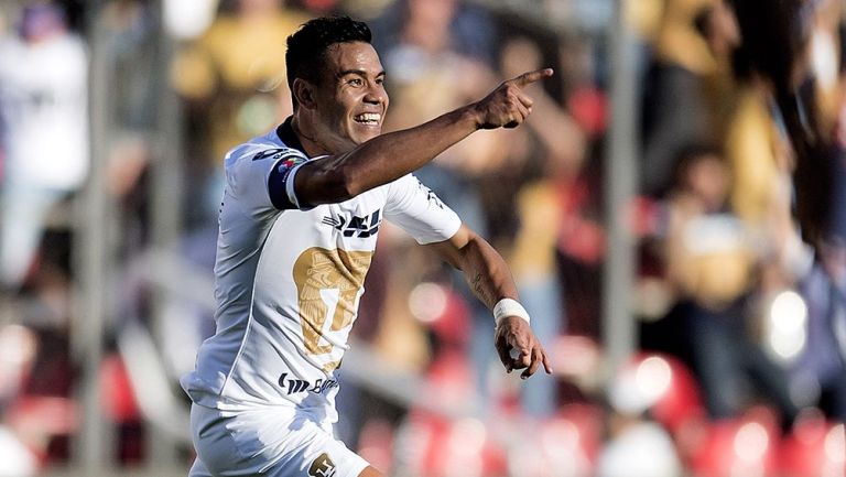 Pablo Barrera festeja un gol con Pumas 