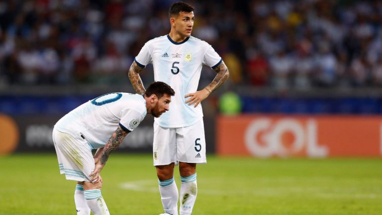 Lionel Messi y Leandro Paredes durante duelo vs Paraguay