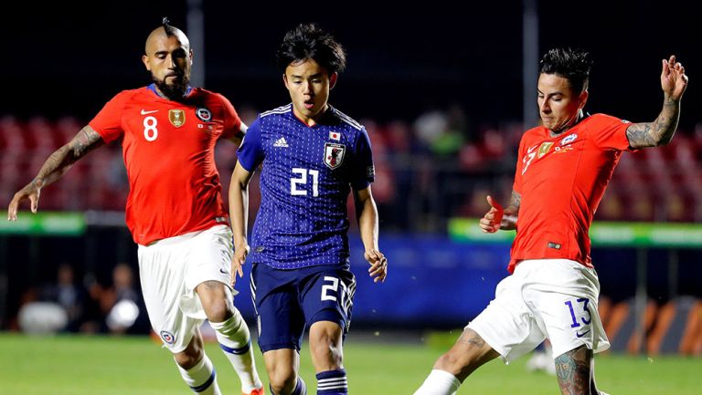 Kubo conduce el balón en juego contra Chile