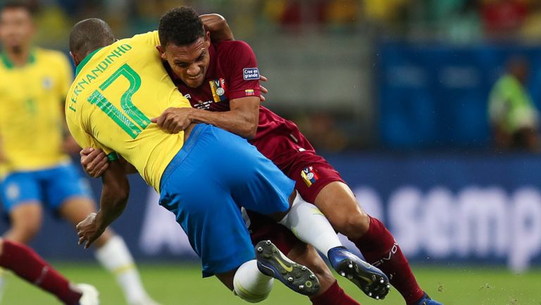 Fernandinho recibe fuerte contacto en juego contra Venezuela