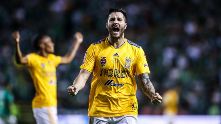 Gignac festejando un título con Tigres 