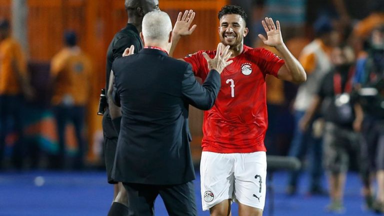 Mahmoud Hassan festeja con Javier Aguirre en el Egipto vs Zimbabue