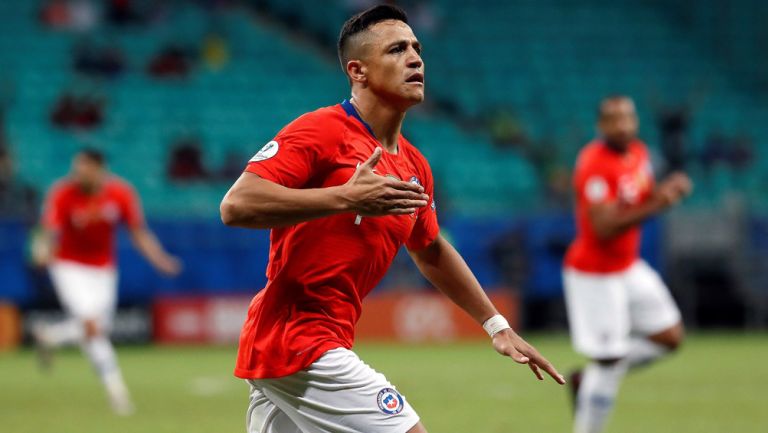 Alexis celebra un tanto con Chile en Copa América 