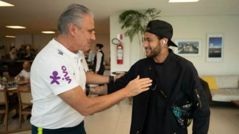 Tite y Neymar se saludan 