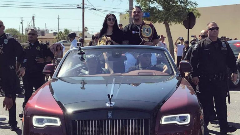 Andy Ruiz, arriba de un carro en su desfile en Imperial, California