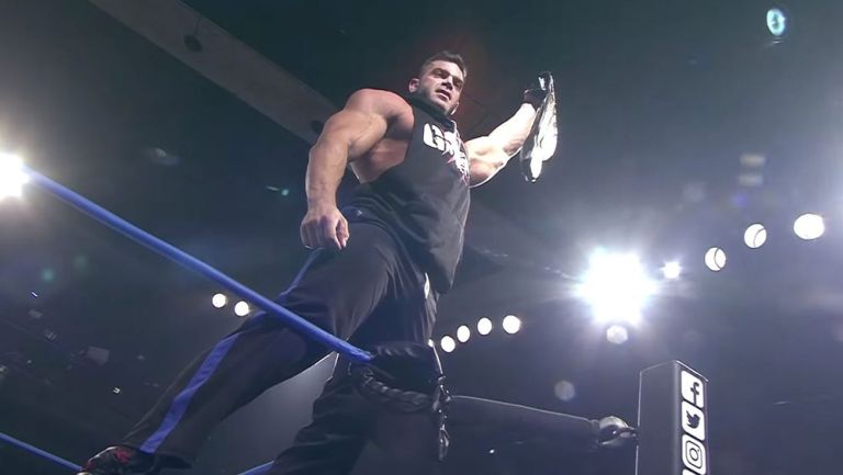 Brian Cage festeja levantando el campeonato