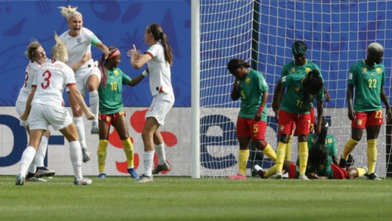 Houghton festeja su gol frente a Camerún