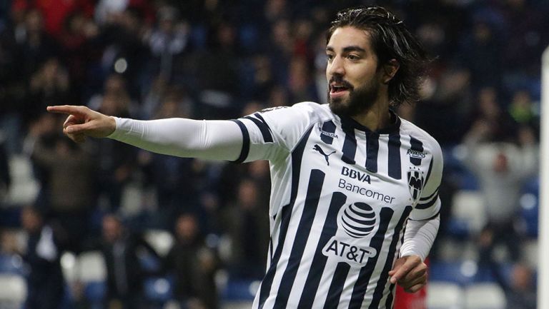 Rodolfo Pizarro festeja un gol con Rayados