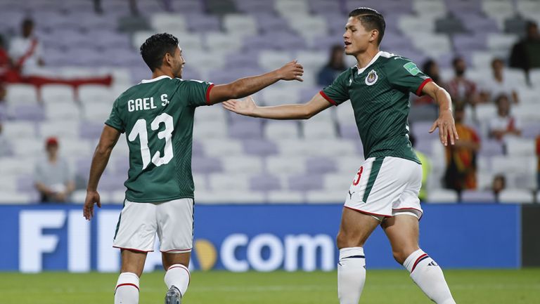 Godínez festeja con Gael Sandoval un tanto conseguido con Chivas