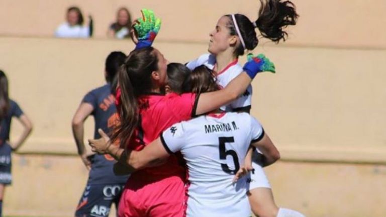 Jugadoras del CD Tacón festejan en un partido