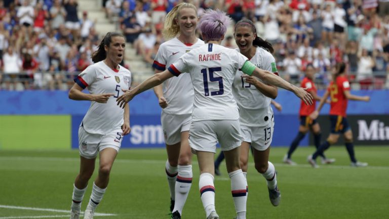 Selección femenil de EU en festejo de gol 