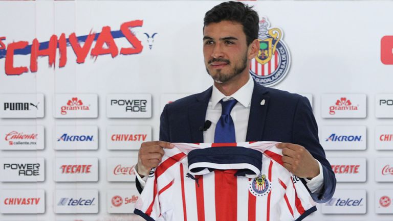 Oswaldo Alanís, durante su presentación con Chivas 