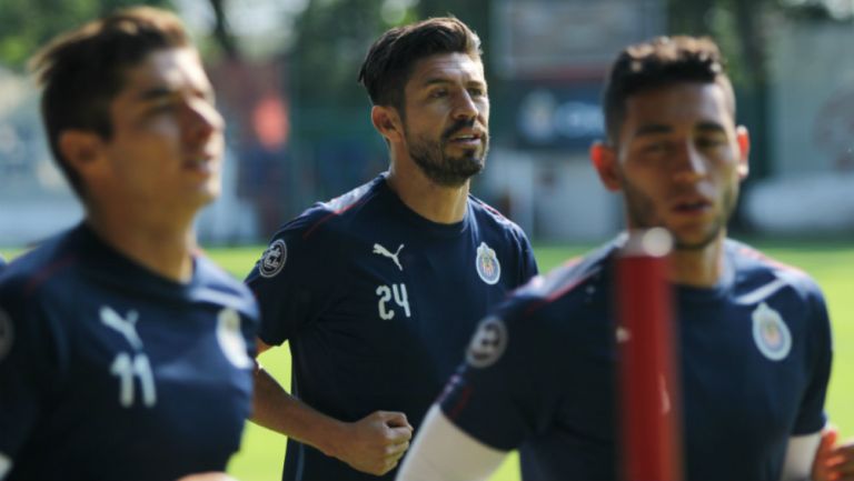 Oribe Peralta durante práctica de Chivas 