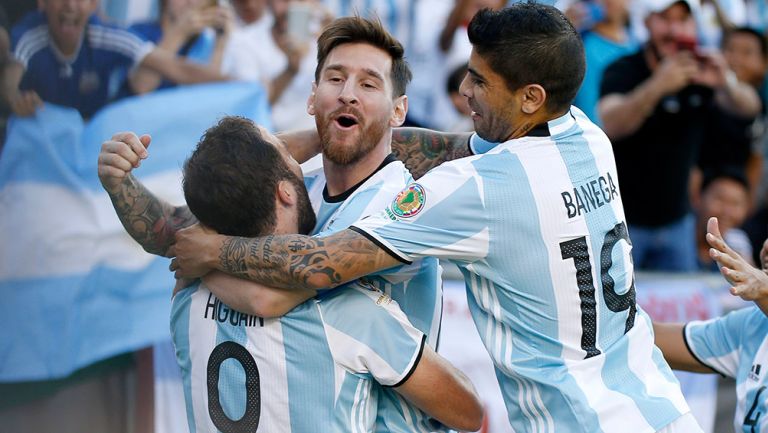 Messi y compañía celebran un gol contra Venezuela en 2016