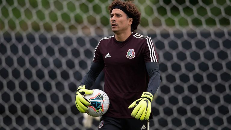 Memo Ochoa, durante un entrenamiento con el Tri