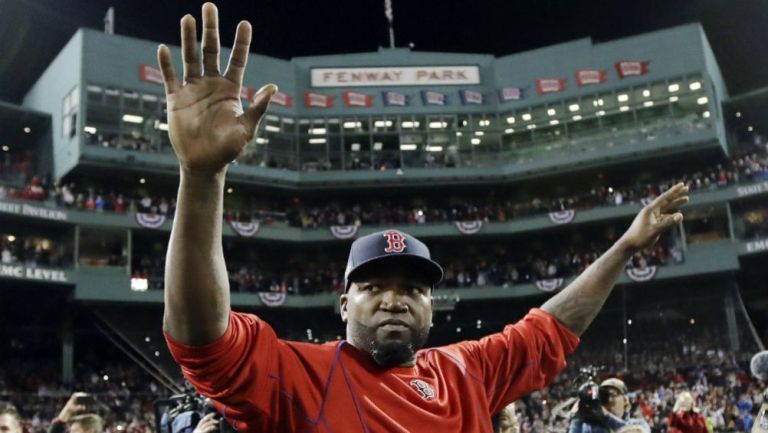 David Ortiz saluda desde el campo en el Fenway Park 