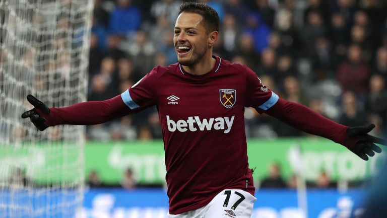 Chicharito celebra una anotación con los Hammers 