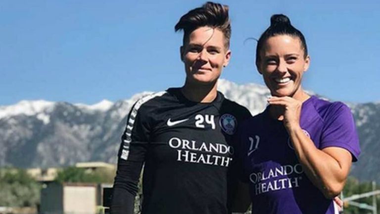 Krieger y Ashlyn Harrison demuestran su afecto fuera de canchas