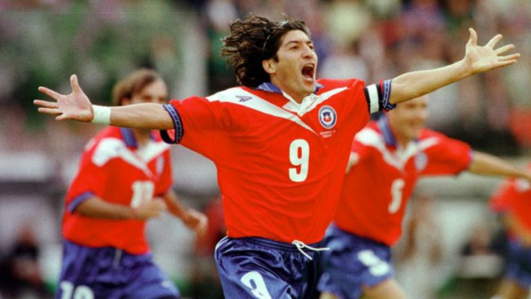 Zamorano celebra anotación con la selección de Chile