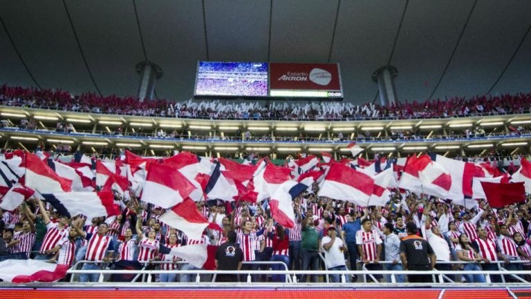 Afición de Chivas apoyan al equipo en un juego