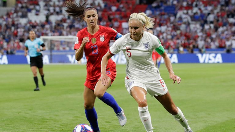 Alex Morgan disputa el balón con Steph Houghton