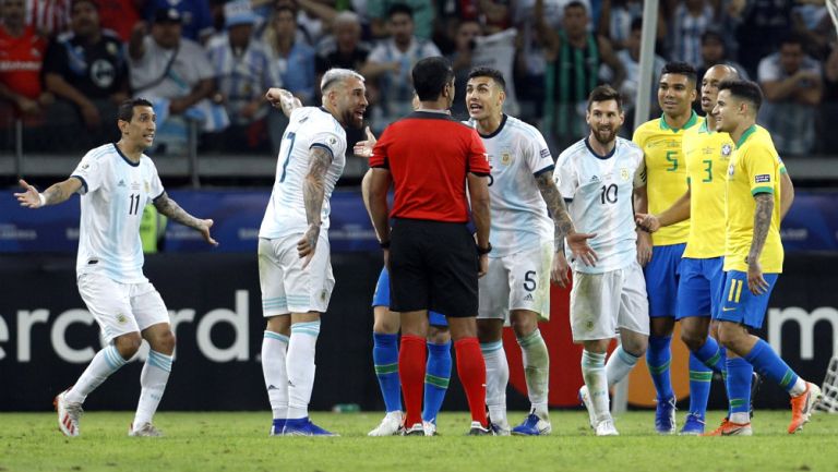 Jugadores de Argentina reclaman un penalti al silbante Roddy Zambrano