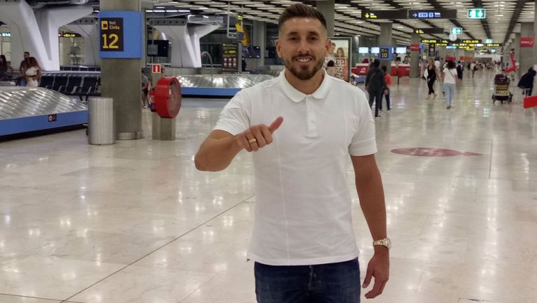 Héctor Herrera, saludando en su llegada a Madrid