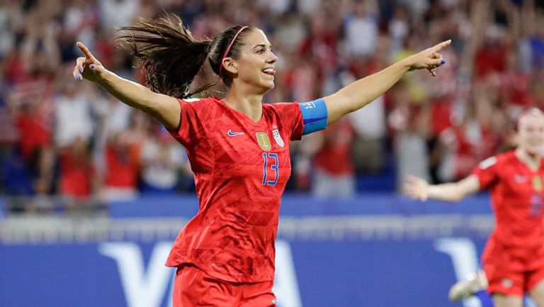 Alex Morgan festeja un gol con Estados Unidos