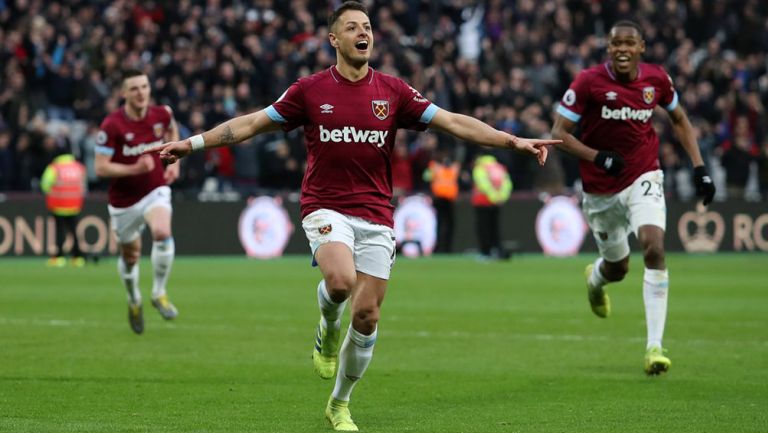 Chicharito festeja un gol con West Ham 