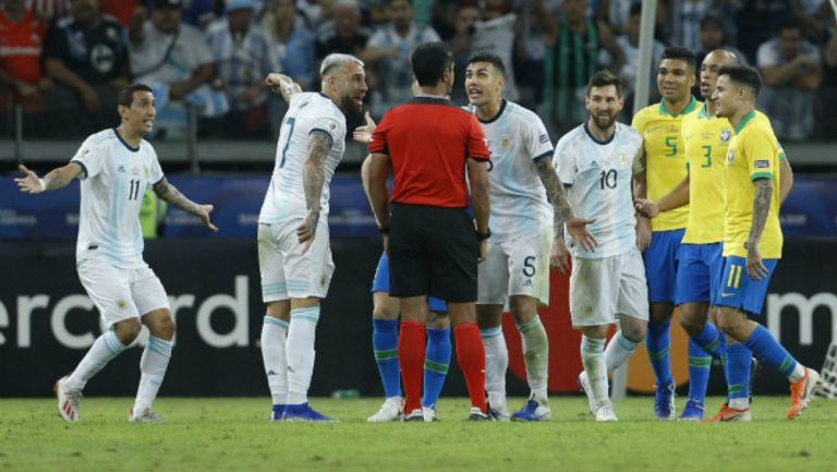 Jugadores de Argentina reclaman al árbitro