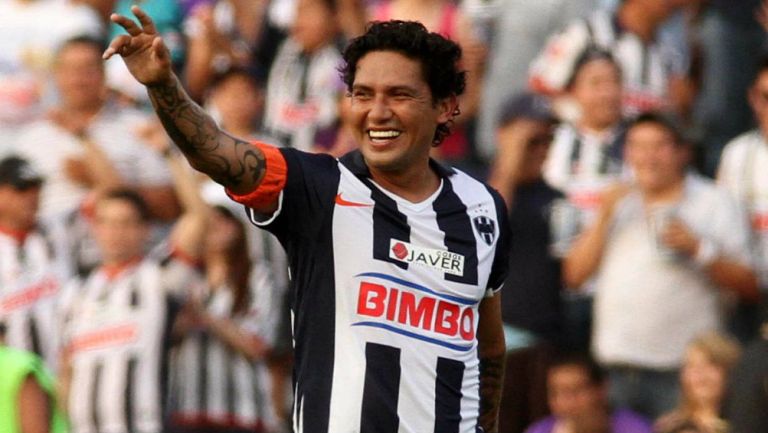 Cabrito Arellano celebra una anotación con los Rayados