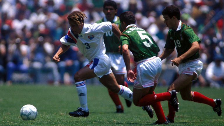 Cobi Jones se escapa entre tres jugadores mexicanos