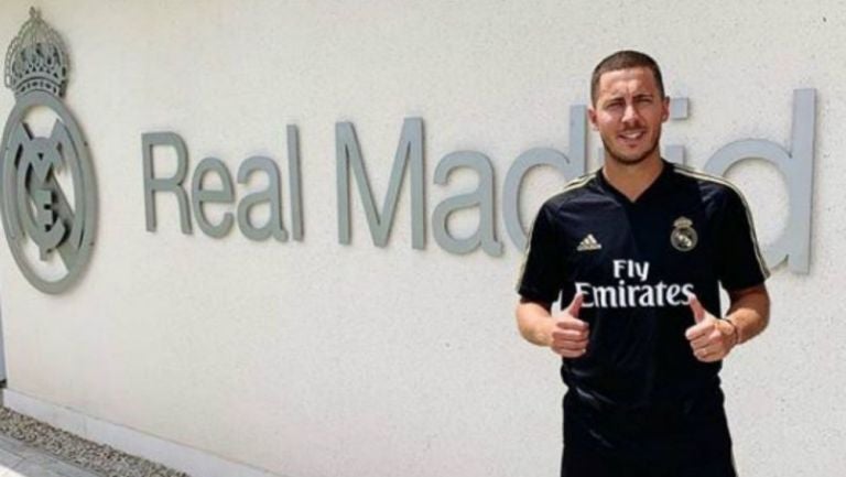 Hazard posa en su arribo a Valdebebas