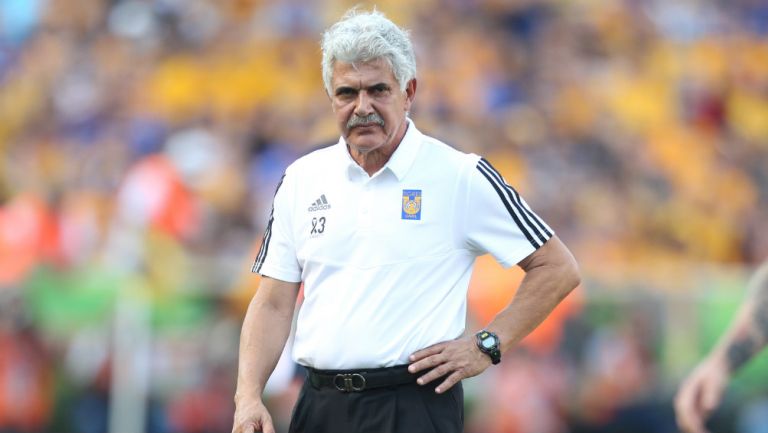 Ricardo Ferretti durante un encuentro ante Rayados 