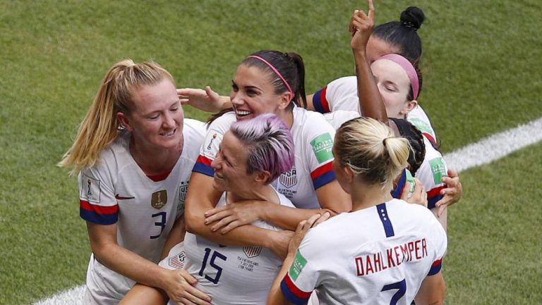 Jugadoras de EU festejan tras un gol a Holanda