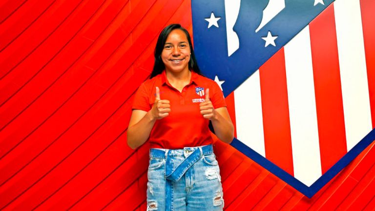 Charlyn posa en las instalaciones del Atlético de Madrid 