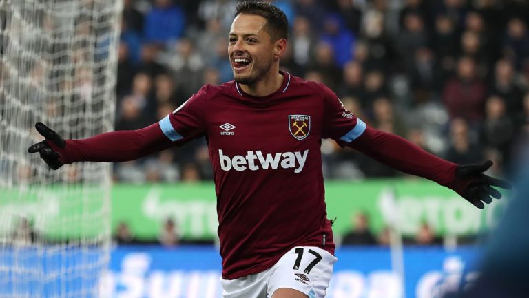 Chicharito Hernández celebra un tanto con West Ham 