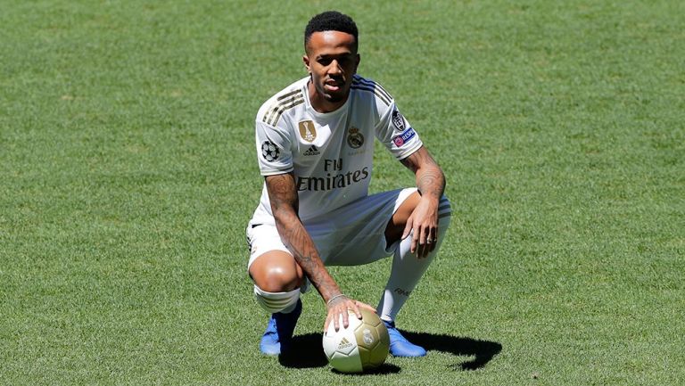 Eder Militao posa en el césped del Santiago Bernabéu